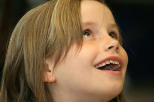 Une élève émerveillée à la salle Naturalia.