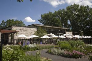 Terrasse du restaurant du Jardin botanique vue du Jardin des vivaces.