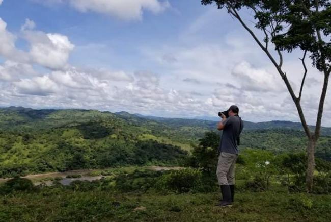 Kevin sur une ferme forestière de Norteak dans le cadre d’une étude sur les impacts restauratifs des plantations forestières commerciales. Boaco (Nicaragua), 2020.