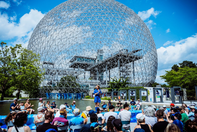 Christine Beaulieu pendant une représentation de sa pièce de théâtre Les saumons de la Mitis à la Biosphère.