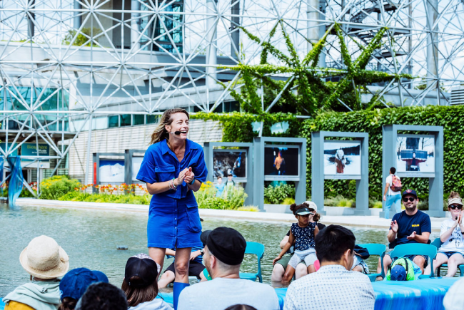 Christine Beaulieu pendant une représentation de sa pièce de théâtre Les saumons de la Mitis à la Biosphère.