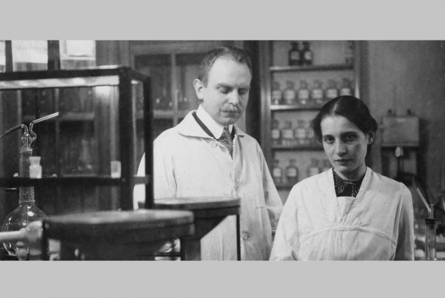 Otto Hahn et Lise Meitner dans leur laboratoire de l’Institut de chimie dirigé par Emil Fisher à Berlin en 1912.