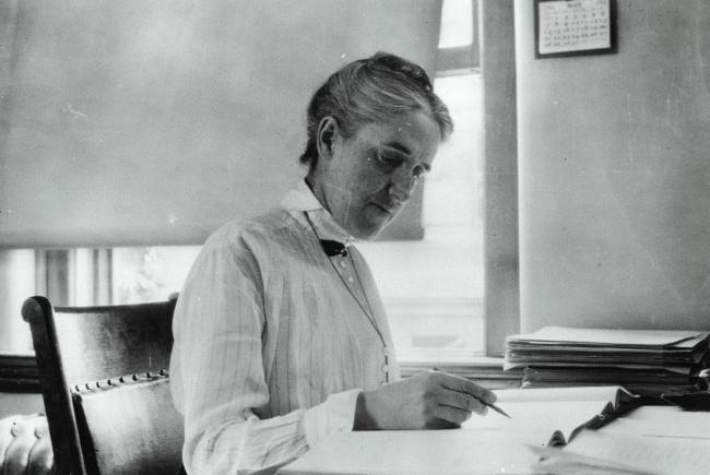 Henrietta Swan Leavitt à son bureau de l’observatoire de l’université de Harvard.