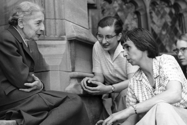 Lise Meitner avec des étudiantes devant le bâtiment de chimie du Bryn Mawr College en 1959.