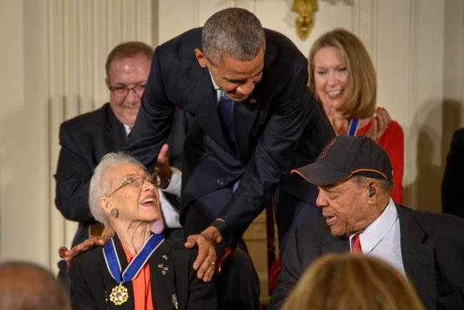 Le président Barack Obama remet la médaille présentielle de la liberté à Katherine Johnson le 24 novembre 2015. On reconnait aussi l’ancien joueur de baseball, Willie Mays à droite de Mme Johnson.