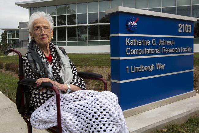 Katherine Johnson devant le pavillon de recherche en informatique de Langley à Hampton en Virginie.