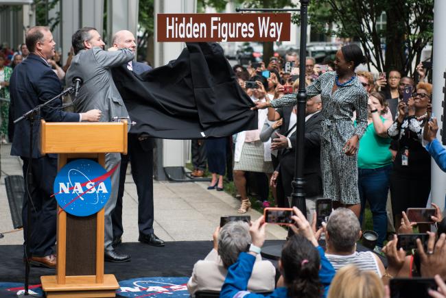L'administrateur de la NASA Jim Bridenstine, à gauche, le sénateur américain Ted Cruz, R-Texas, deuxième à partir de la gauche, le président du conseil de D.C. Phil Mendelson, troisième à partir de la gauche, et Margot Lee Shetterly, auteur du livre "Hidd
