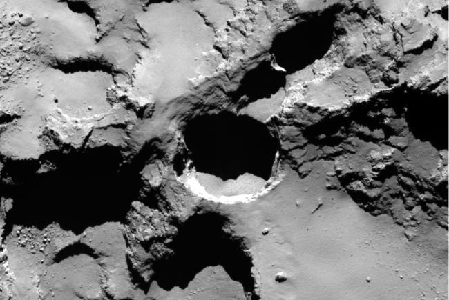 L’un des puits par où s'échappe la matière alimentant la chevelure de la comète.