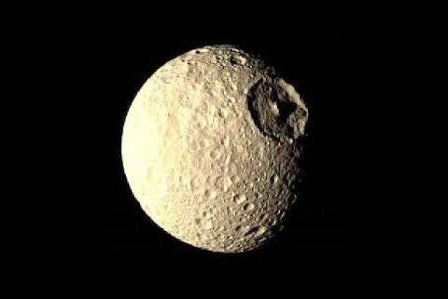 Gros plan de Mimas pris par Voyager 1. Une ressemblance frappante avec l’Étoile de la mort dans le film La guerre des étoiles.