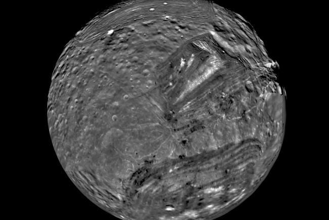 Détails de la surface de Miranda photographié par Voyager 2