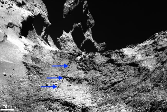 La longue fissure située entre les deux lobes composant la comète Tchouri.