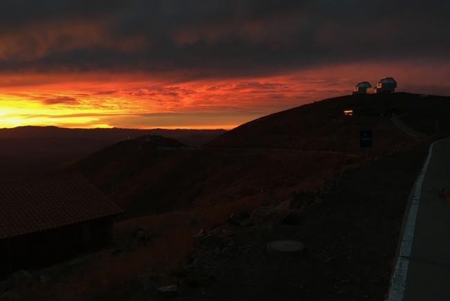 Les télescopes Magellan Baade et Clay (à droite) sont situés à l'observatoire de Las Campanas dans la cordillère des Andes, au Chili.