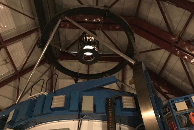 Le télescope Magellan Baade possède un miroir primaire d'un diamètre de 6,5 mètres et sa monture occupe presque l'entièreté de l'espace du dôme.