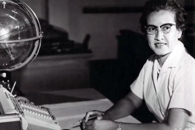 Katherine Johnson travaillant à son bureau du centre de recherche de Langley en 1962.