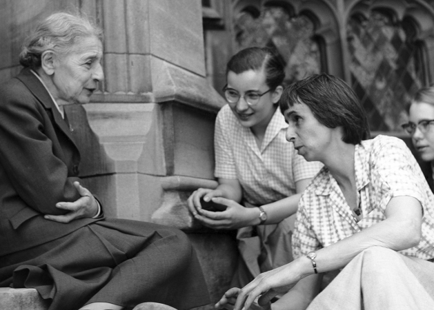 Lise Meitner avec des étudiantes devant le bâtiment de chimie du Bryn Mawr College en 1959.