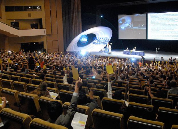 Vote lors de l’assemblée générale de 2006 à Prague, République tchèque, entérinant le statut de planète naine à Pluton