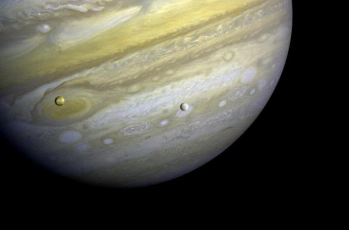 Gros plan de la planète Jupiter avec les lunes Io, à gauche et Europe à droite