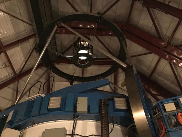 Le télescope Magellan Baade possède un miroir primaire d'un diamètre de 6,5 mètres et sa monture occupe presque l'entièreté de l'espace du dôme.