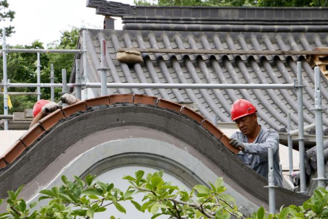 Réfection du Jardin de Chine - Été 2016 - Pose des tuiles sur les toits par les travailleurs chinois.