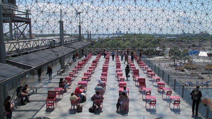 “The Roaming Classroom” (2018), a touring installation of 100 desks painted pink. A project initiated by the city’s association of academic institutions to celebrate the contribution of university research to urban life.