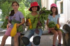Jeunes filles et leurs récoltes
