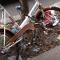 Vélo attaché à un tronc d'arbre