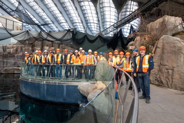 Des artisans du Biodôme sont rassemblés dans le futur écosystème du Golfe du Saint-Laurent.