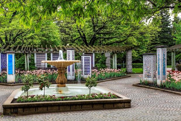 Vue générale du Jardin de la paix au printemps