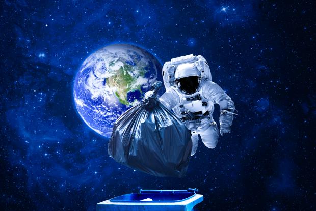 Un astronaute jette des déchets.