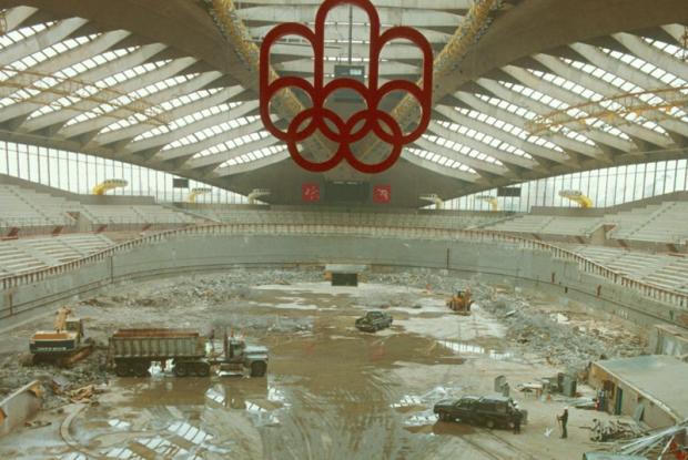 Des anneaux olympiques apparaissent dans le Biodôme en construction.