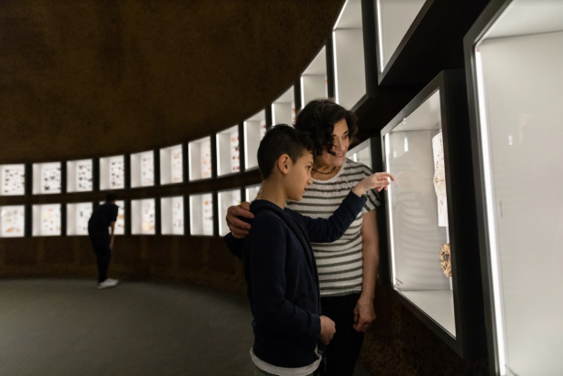 Une mère et son fils regardent des insectes dans le Dôme de l’Insectarium.