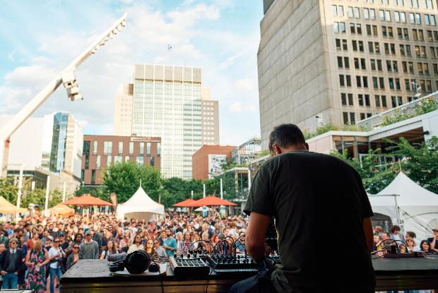 Leon Louder during a show