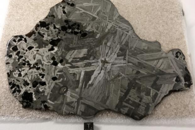 Météorite de Seymchan (acquise en octobre 2019), 672 grammes, 23 cm x 17,2 cm x 0,4 cm, pallasite et fer (IIE), découverte en Russie en 1967.