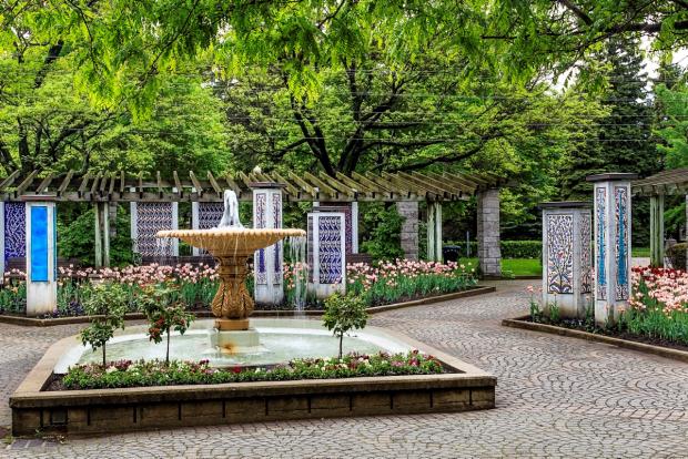 Vue générale du Jardin de la paix au printemps 