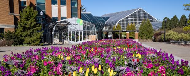 Entrée du jardin botanique avec un parterre de fleurs au premier plan