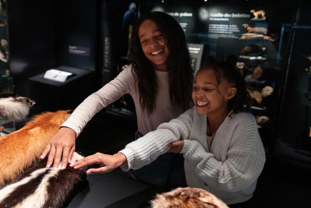 Two girls at the Close-knit Nature exhibition, at the Biodôme
