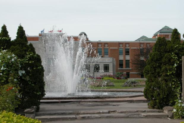 La fontaine des jardins d'accueil.