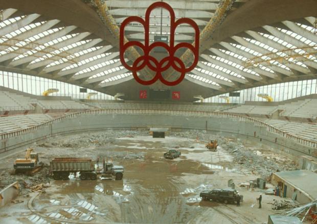 Olympic rings in the Biodôme under construction.