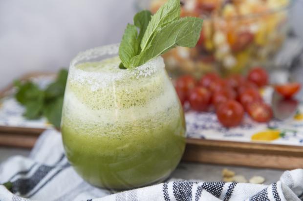Jus de peaux d’ananas et salade