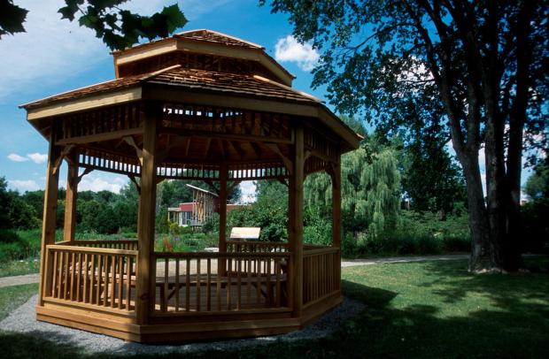 Le Kiosque de l'étang de la Maison de l'arbre.