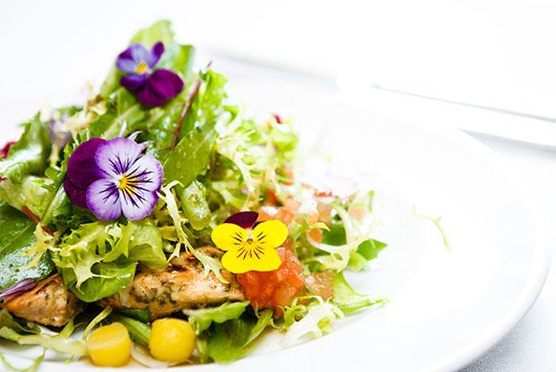Une salade préparée avec des fleurs comestibles.
