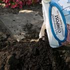 Du compost additionné de tourbe et de crevettes est ajouté à un jardin