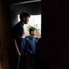 Two boys are observing the insects in one of the vivariums of the Tête-à-Tête room.
