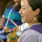 Des femmes mohawks interprètent des chants traditionnels.