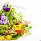 Une salade préparée avec des fleurs comestibles.